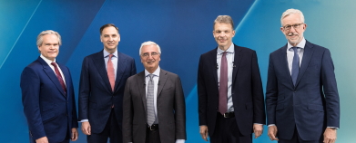 Das Bild zeigt den CAO Prof. Dr. Stefan Simon, den CFO James von Moltke, den Aufsichtsratsvorsitzenden Dr. Paul Achleitner, den Vorstandsvorsitzenden Christian Sewing und den stellvertretenden Vorstandsvorsitzenden Karl von Rohr nebeneinander stehend.